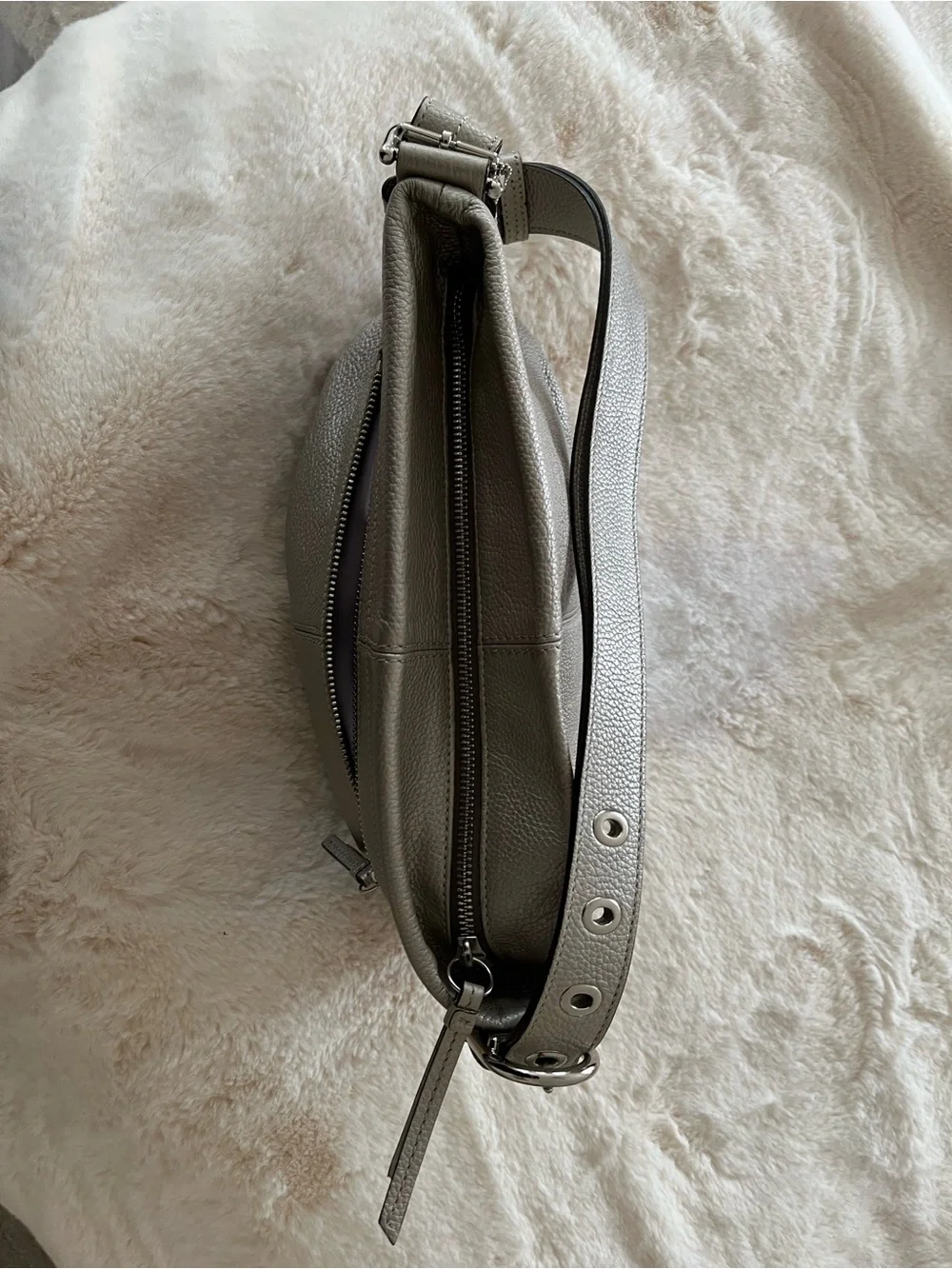 Gorgeous Coach Leather Bag in Silver Metallic!